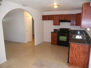6805 Harlequin Way in Sacramento, CA - Building Photo - Building Photo