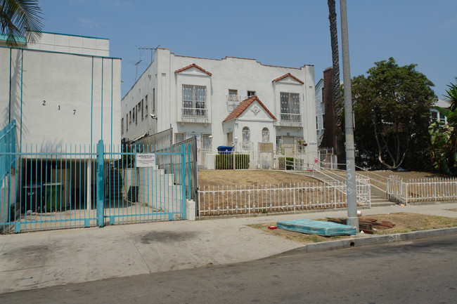 211 S Carondelet St in Los Angeles, CA - Building Photo - Building Photo