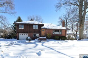 79 Grand Blvd in Emerson, NJ - Building Photo