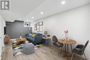 129 Oak Park Ave in Toronto, ON - Building Photo