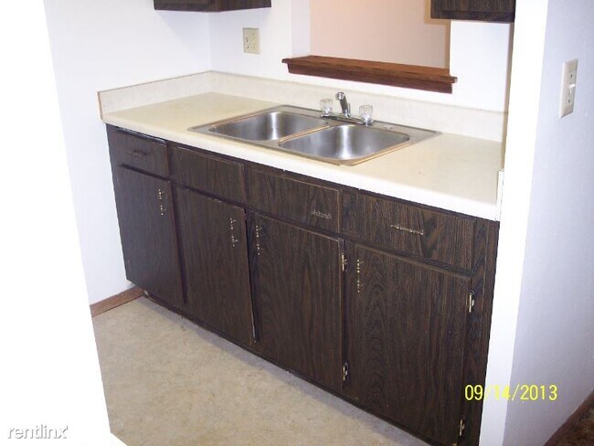 10628 W Bobolink Ave in Milwaukee, WI - Building Photo - Building Photo