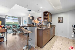 13700 Marina Pointe Dr in Los Angeles, CA - Building Photo