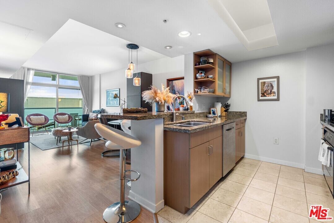 13700 Marina Pointe Dr in Los Angeles, CA - Building Photo