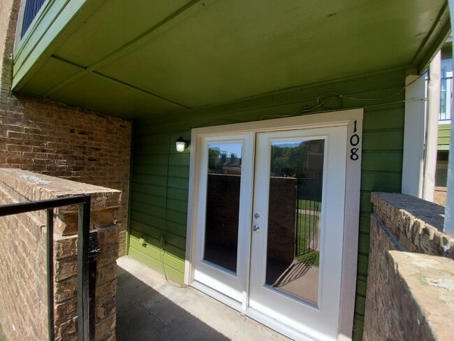 9837 Walnut St in Dallas, TX - Foto de edificio - Building Photo