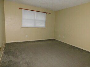 608 Twin Circle Dr in South Windsor, CT - Building Photo - Building Photo