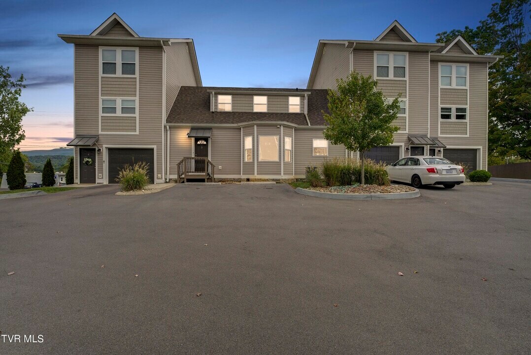 2802 W Walnut St in Johnson City, TN - Building Photo