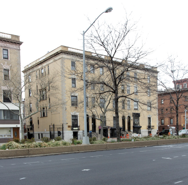 2372 Adam Clayton Powell Jr Blvd in New York, NY - Foto de edificio - Building Photo