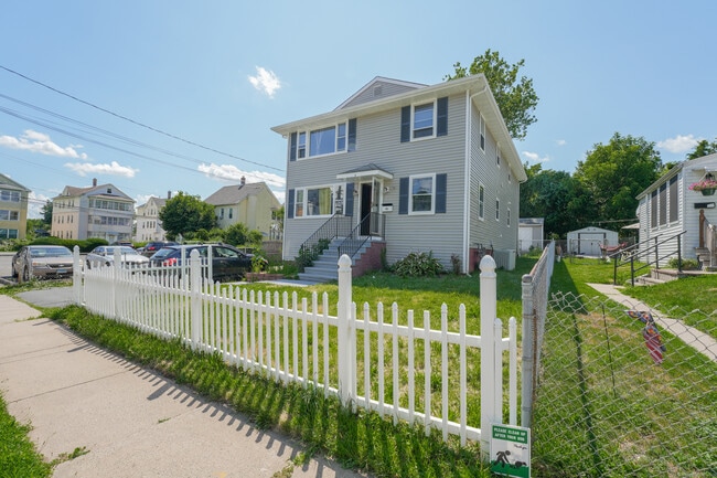 8 Albany Ave in New Britain, CT - Building Photo - Building Photo