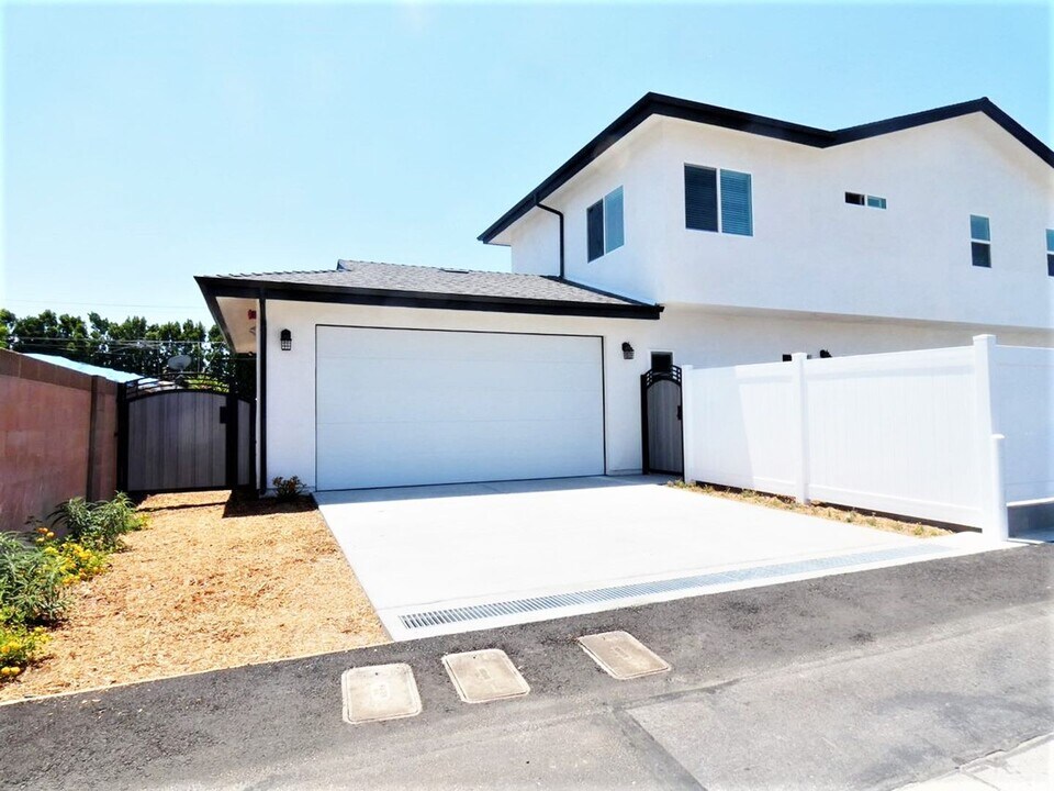 5385 Bishop St in Cypress, CA - Building Photo