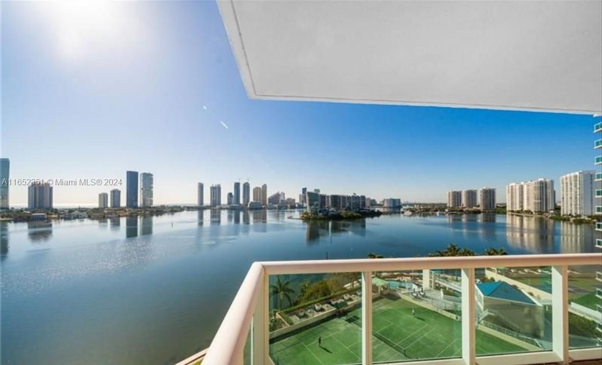 3370 Hidden Bay Dr, Unit 1203 in Aventura, FL - Foto de edificio