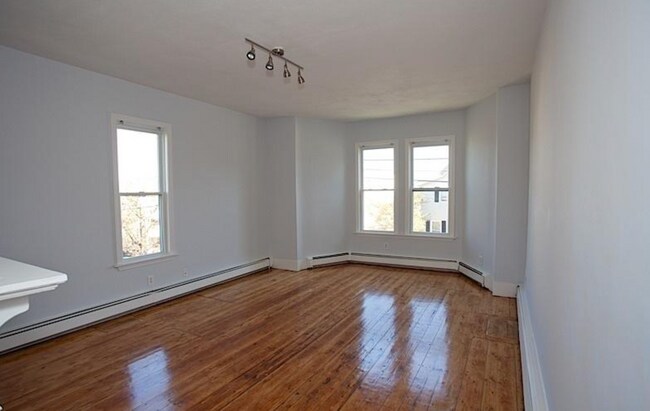 7 Munroe St, Unit 1 in Somerville, MA - Building Photo - Building Photo