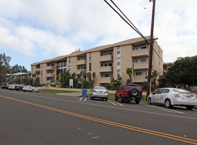 Franklin Loz Feliz Towers in Los Angeles, CA - Building Photo - Building Photo