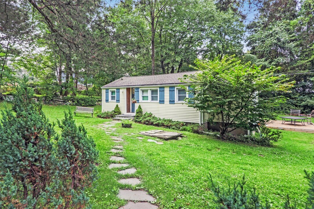 46 Grandview Rd in South Salem, NY - Building Photo
