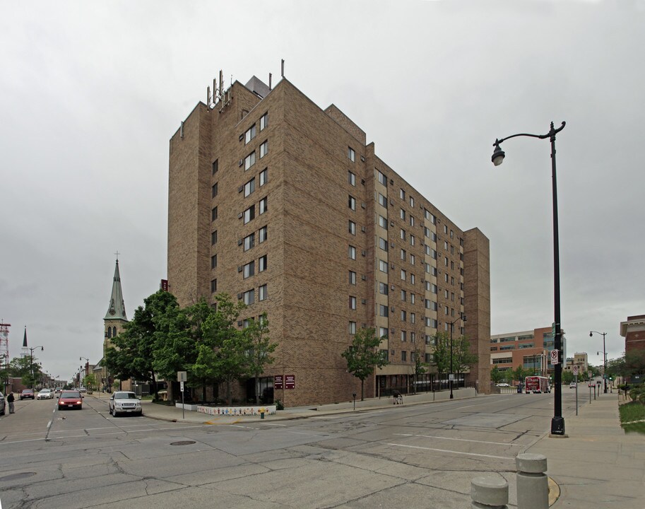 McMynn Tower Apartments in Racine, WI - Building Photo