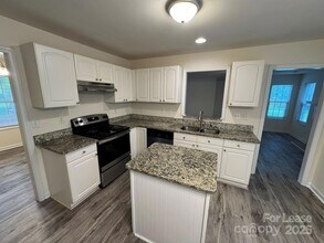 6610 Cedar Cliff Dr in Charlotte, NC - Building Photo - Building Photo