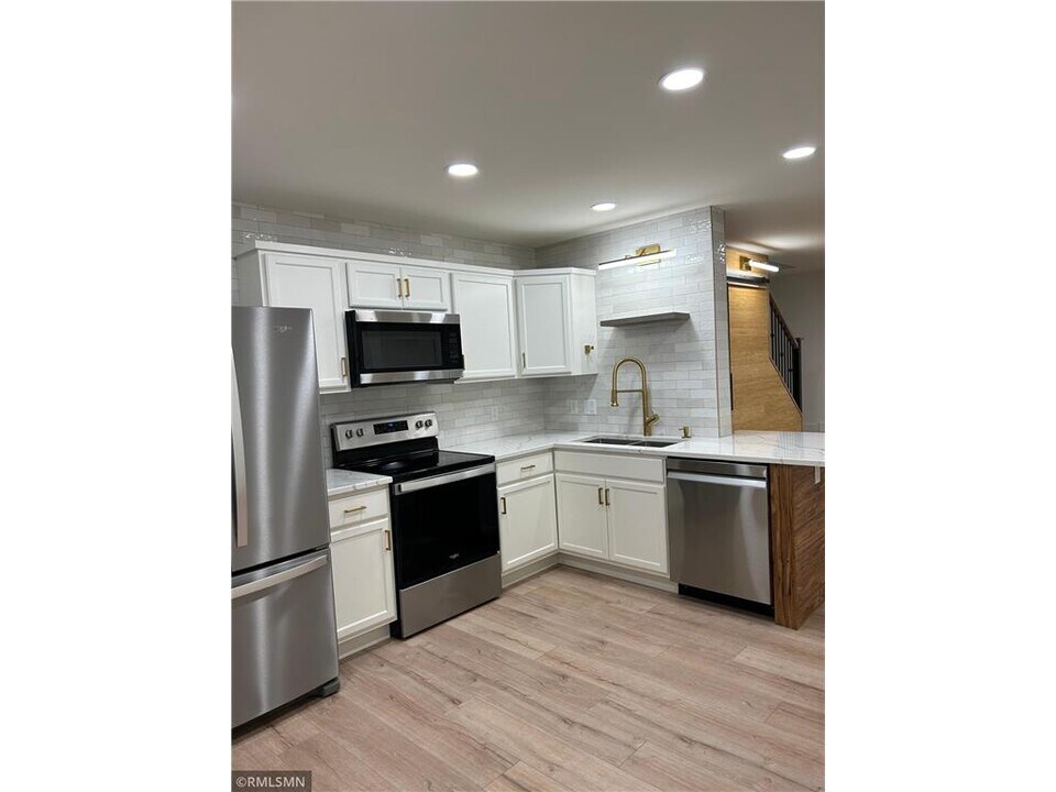 15964 Finch Ln in Apple Valley, MN - Building Photo