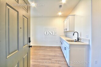 583 Melford Dr in Patterson, CA - Foto de edificio - Building Photo