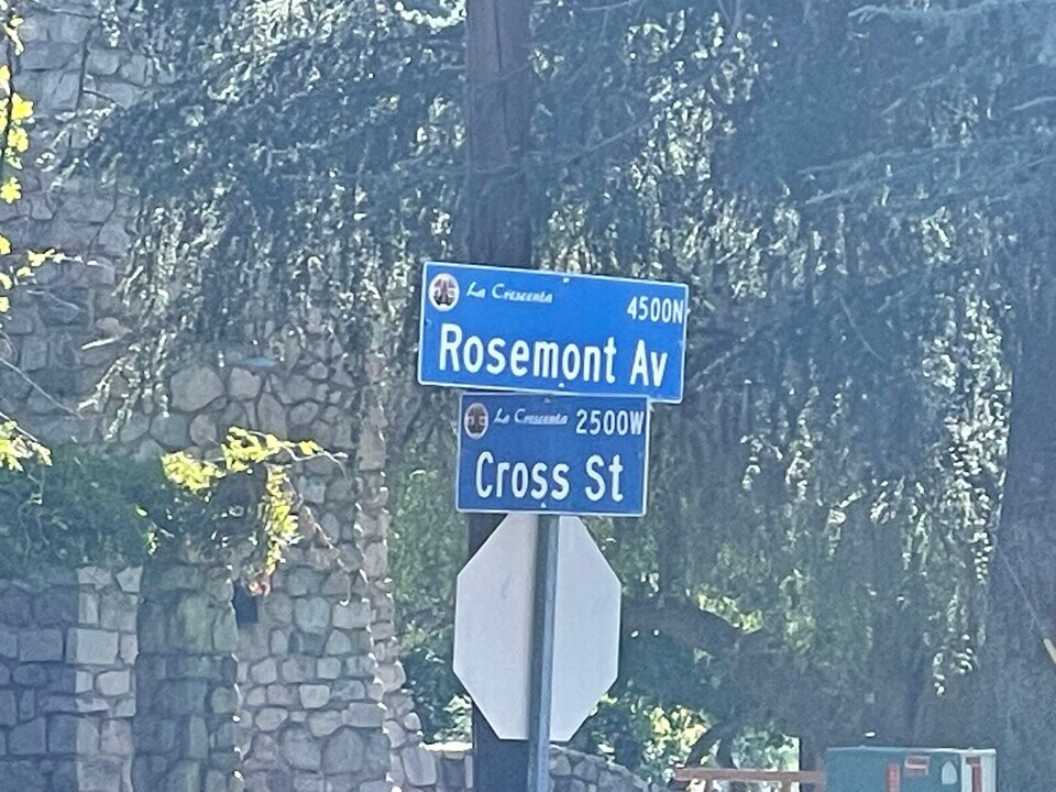 Cross Apartments in La Crescenta, CA - Building Photo