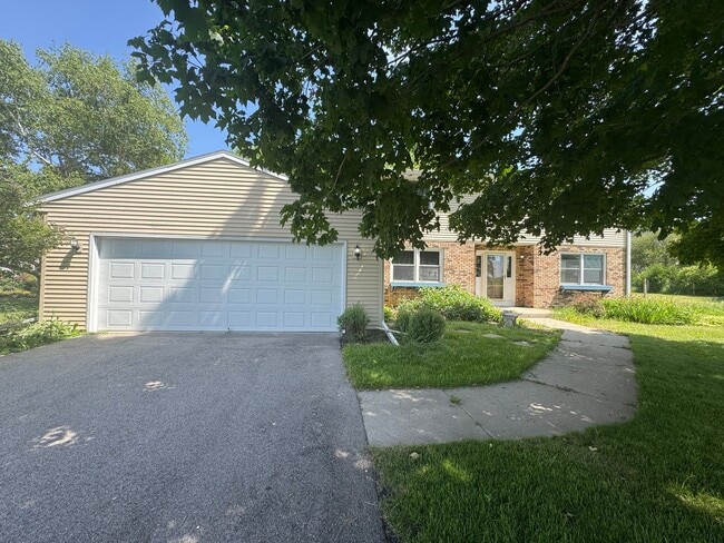 8625 E County Rd A in Janesville, WI - Building Photo - Building Photo