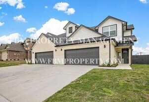 5018 Villas Dr in Sanger, TX - Building Photo