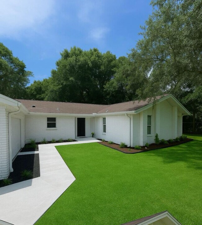 2424 Roberts Dr in Niceville, FL - Building Photo - Building Photo