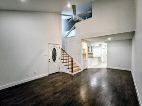 902 Memorial Village Dr in Houston, TX - Building Photo - Building Photo