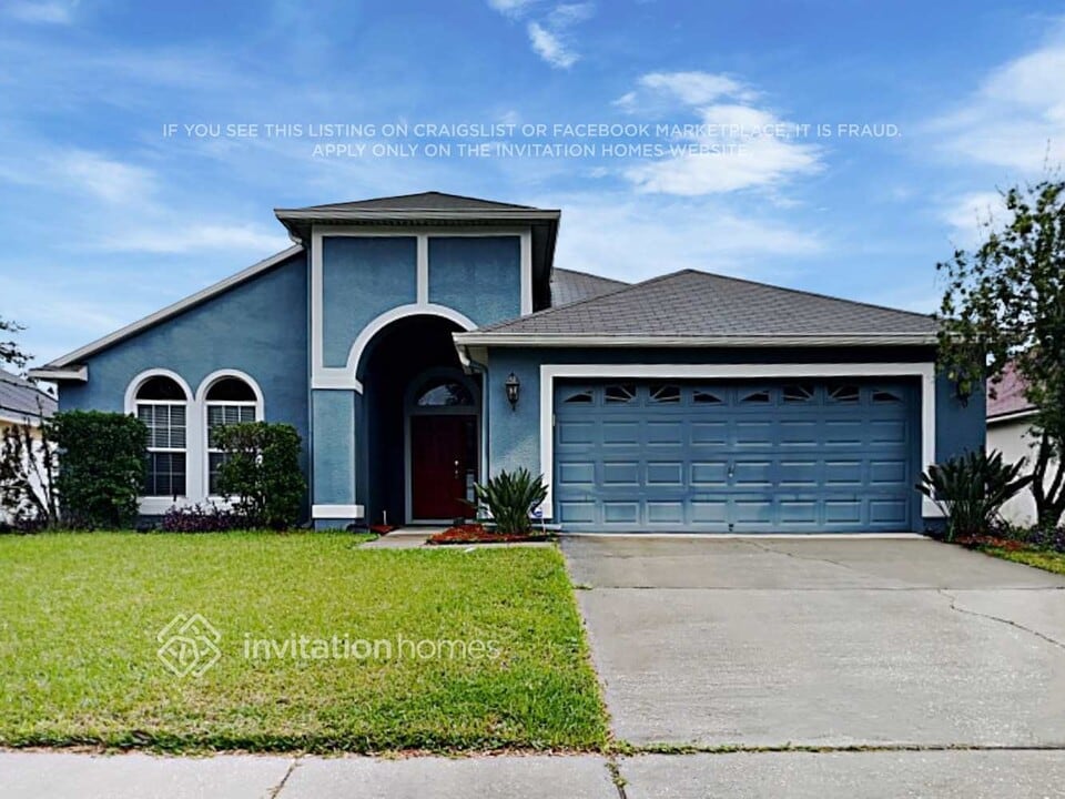 2432 Cerberus Dr in Apopka, FL - Foto de edificio