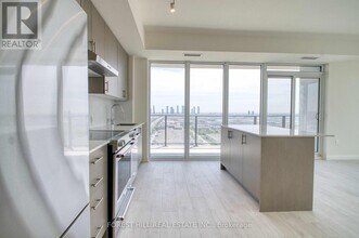 8960-8960 Jane St in Vaughan, ON - Building Photo - Building Photo