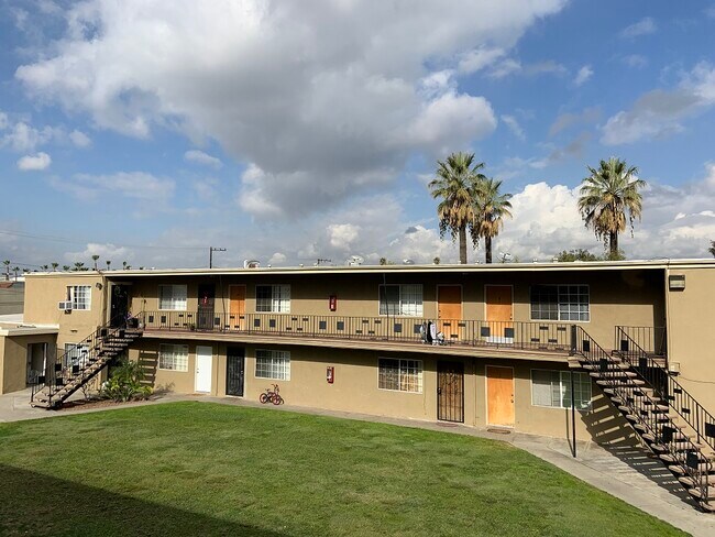 1215 N Dresden Pl in Anaheim, CA - Foto de edificio - Building Photo