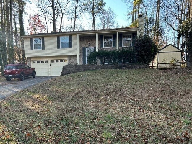 property at 1733 Ellenwood Dr NE