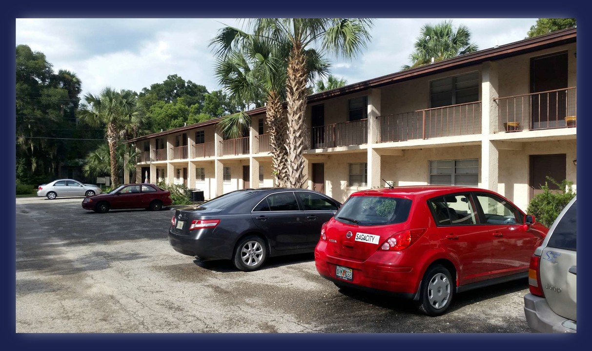 Tha Palms Apartments in Crescent City, FL - Building Photo