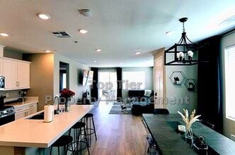 2061 Julie Dawn Pl in Escondido, CA - Building Photo - Building Photo