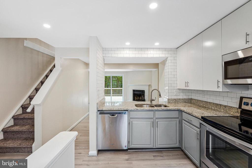 1594 Poplar Grove Dr in Reston, VA - Building Photo