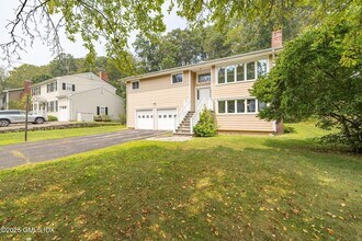 37 Windsor Ln in Greenwich, CT - Building Photo - Building Photo