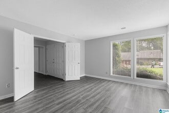 3222 Tyrol Ln in Vestavia Hills, AL - Foto de edificio - Building Photo