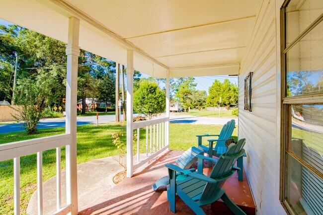 1252 E Burgess Rd in Pensacola, FL - Building Photo - Building Photo