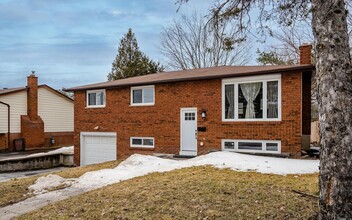 200 Ferndale Dr N in Barrie, ON - Building Photo - Building Photo