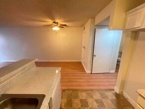 10225 Hillhaven Ave, Unit 109 in Tujunga, CA - Building Photo - Building Photo