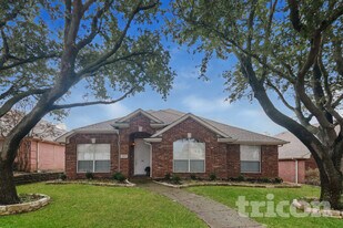 2075 Crestlake Dr in Rockwall, TX - Building Photo