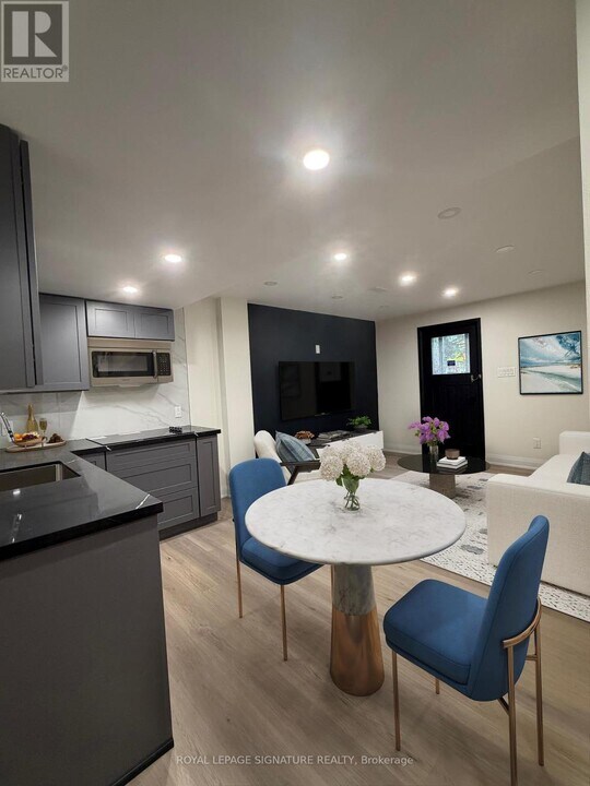 3486 Grand Forks Rd in Mississauga, ON - Building Photo