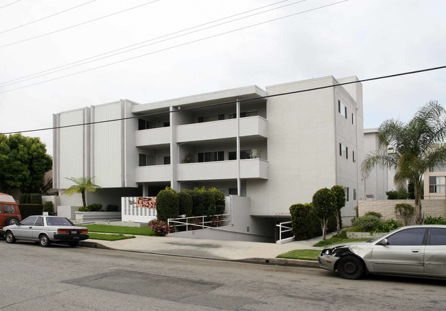 Valley Wilshire in Sherman Oaks, CA - Building Photo - Building Photo