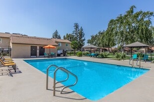 Oak View Apartments in Visalia, CA - Building Photo