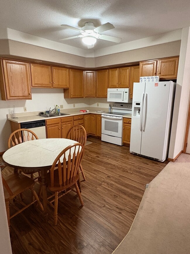 1104 E 15th St in Vinton, IA - Building Photo - Building Photo