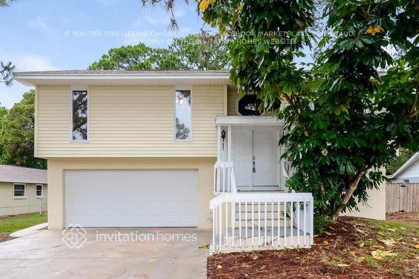 821 Riverside Dr in Tarpon Springs, FL - Building Photo