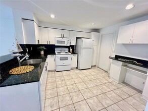 1387 Barcelona Way, Unit 12-6823 in Weston, FL - Building Photo - Building Photo