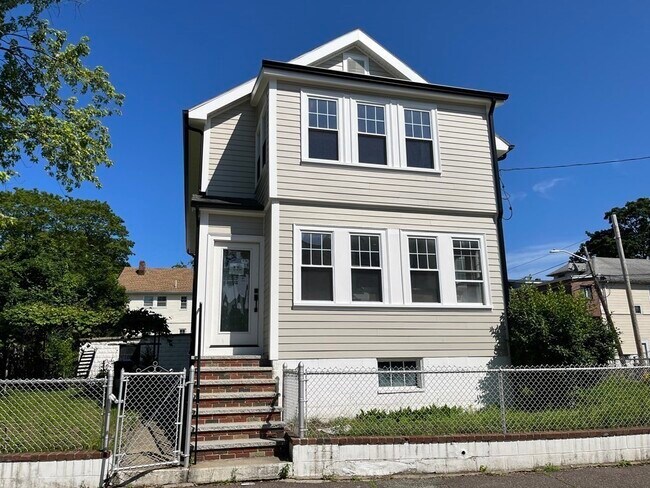 8 Lyman Ave in Medford, MA - Building Photo - Building Photo