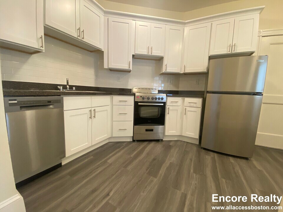 1595 Beacon St, Unit 3 in Brookline, MA - Building Photo