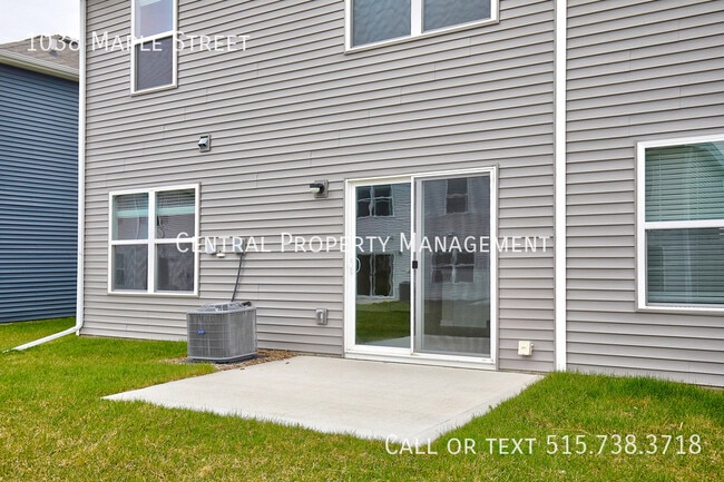 1038 Maple St in Waukee, IA - Building Photo - Building Photo
