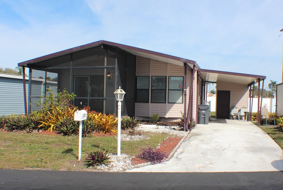 6036 Seashore Dr in Atlantis, FL - Building Photo