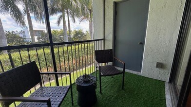 16551 Blatt Blvd in Weston, FL - Building Photo - Building Photo